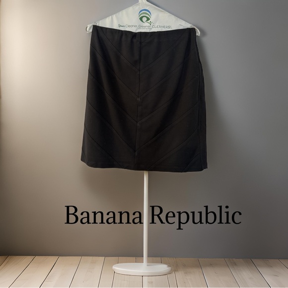 Black Banana Republic Skirt - the perfect combination of style and comfort. 14 - Picture 1 of 3